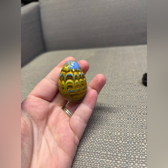 Hand blown Small Glass Egg - Picture 4 of 4